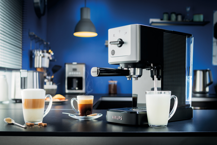 Calvi Espresso XP344040 Manual Espresso Machine – 1.1L / Black & Metal